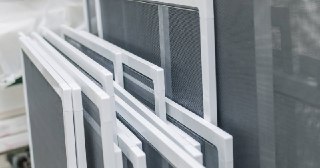 Москитные сетки на пластиковые окна Апатиты купить по цене от 952 руб.
